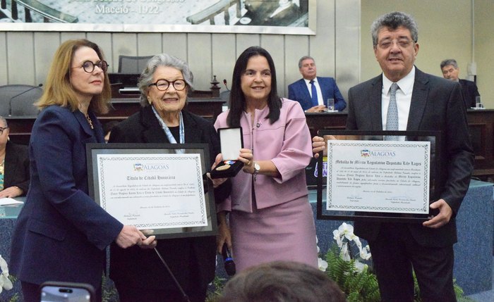 Assembleia concede Medalha de Mérito Legislativo e Título de Cidadã Honorária a Virginia Lyra Assembleia concede Medalha de Mérito Legislativo e Título de Cidadã Honorária a Virginia Lyra