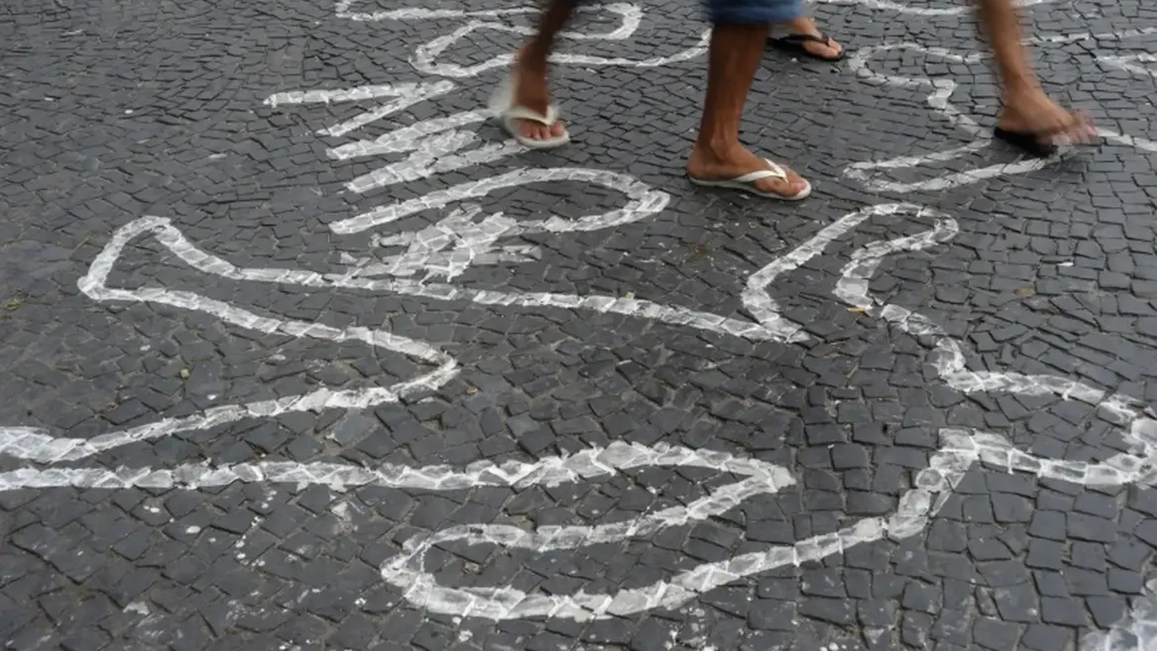 Homicídios, roubos de celular e de veículo caem em agosto, mas têm alta expressiva no acumulado do ano, segundo dados do ISP