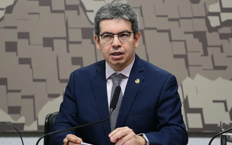 Randolfe diz que governo deve anunciar ainda nesta semana medidas de corte de gastos