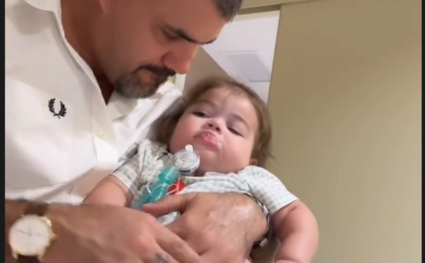 Filha de Juliano Cazarré se emociona ao receber boneca favorita com uma traqueostomia, como ela