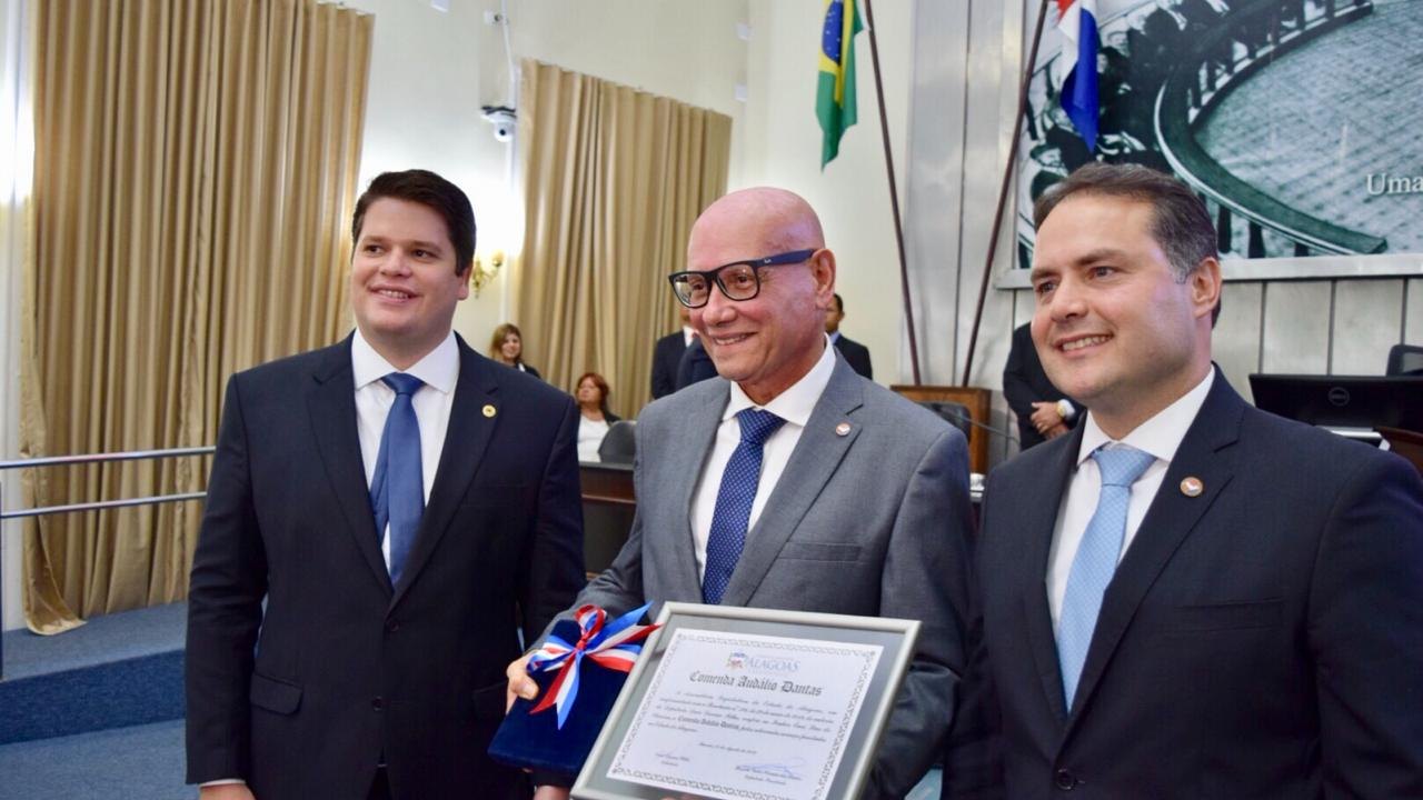 Jornalista Ênio Lins é agraciado com a Comenda Audálio Dantas