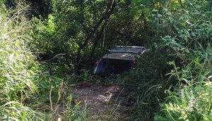 Motorista fica ferido após desviar de crateras e cair de ribanceira em Neópolis