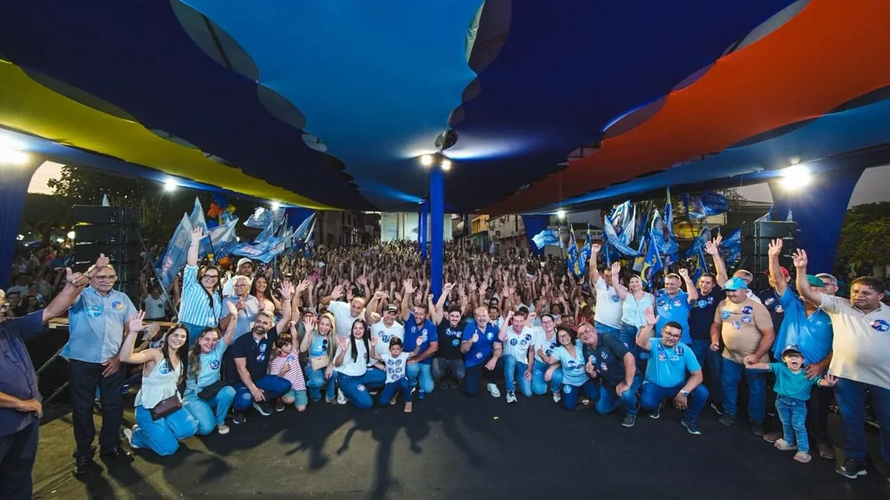 Lucas Barbosa é recebido por multidão em grande ato político em Feira Grande