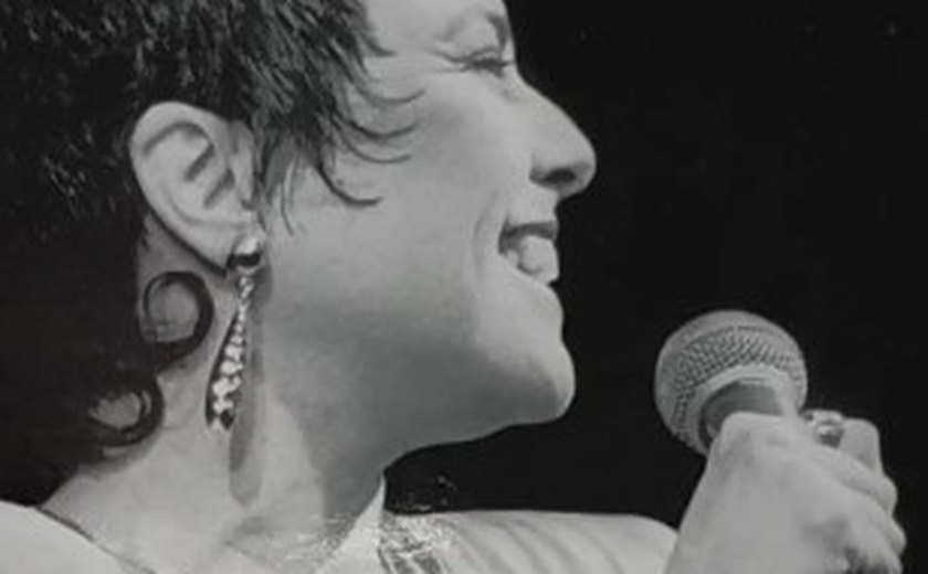 Neta de Elis Regina estreia nos palcos cantando uma música da avó