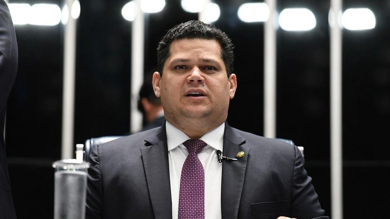 Alcolumbre sente ‘fortes’ dores abdominais e é encaminhado para tratamento em SP