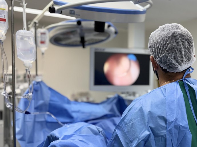 Hospital Metropolitano realiza cirurgia de alta complexidade que devolve qualidade de vida a paciente de 80 anos