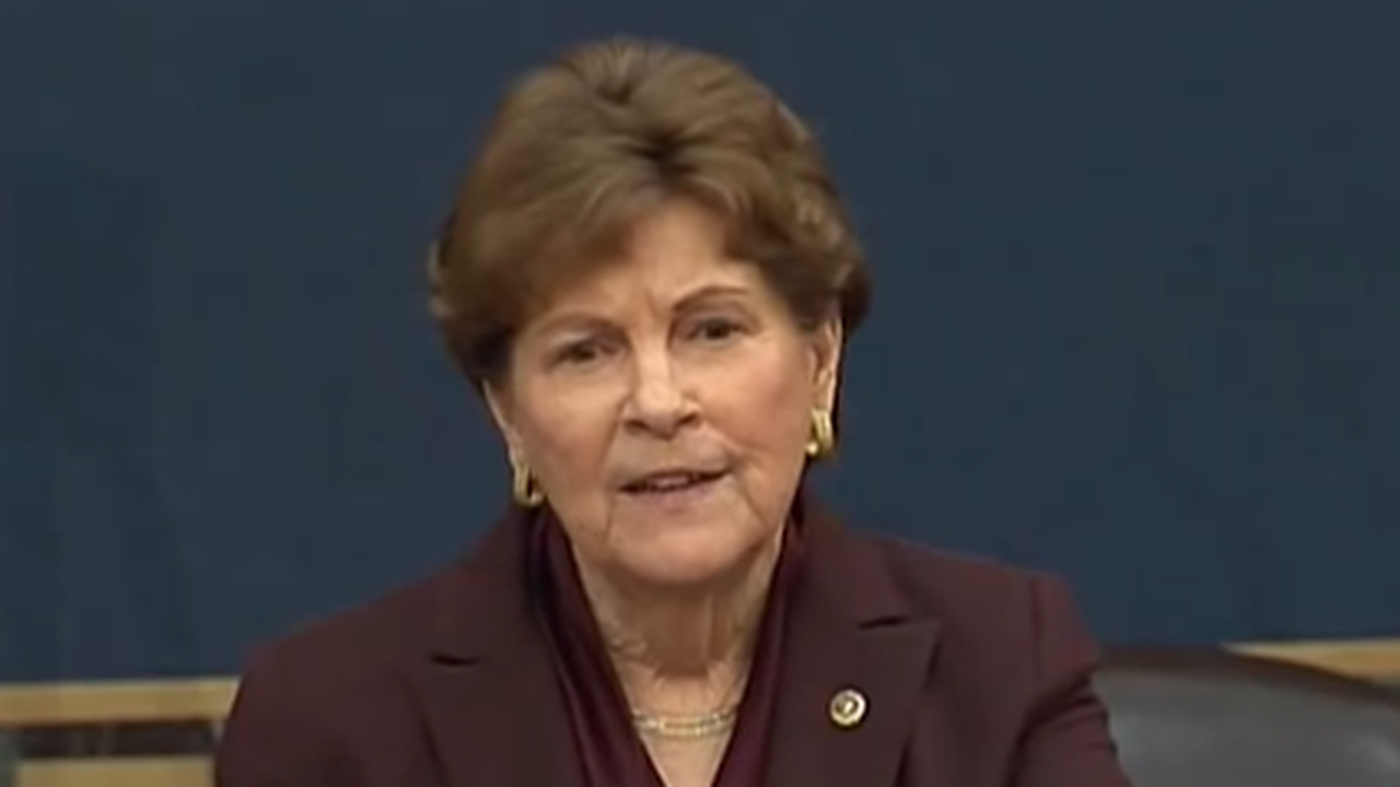 EUA: senadora democrata Jeanne Shaheen critica JD Vance por discurso com ataques à Europa