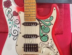 Guitarra modelo Strato Monterrey 67 incendiada por Jimi Hendrix no icônico Festival utilizada por Biglione na conquista do Melhor Show de 2016 no Rio Rock e Blues em tributo.jpg 