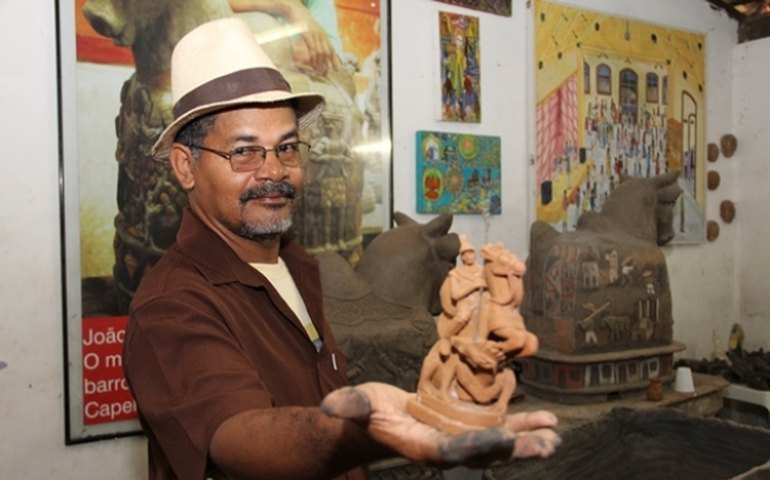 Uma vida na ponta dos dedos: mestre artesão conta a sua história com o barro