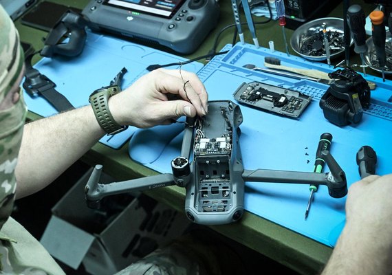 Países Baixos fecham acordo para armar Ucrânia com 600 mil drones, diz ministro da Defesa