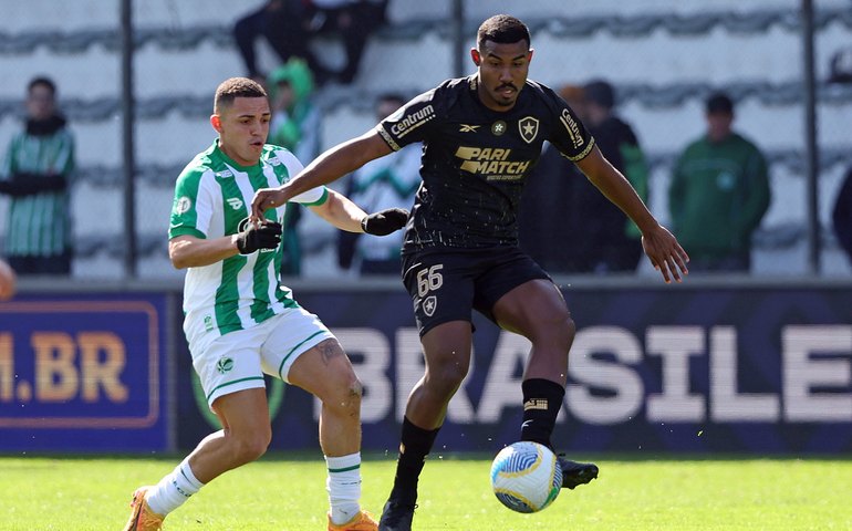 Botafogo reage, mas é derrotado pelo Juventude e pode perder liderança do Brasileirão