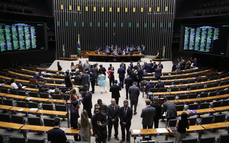 Deputados analisam PEC da Segurança Pública em sessão plenária