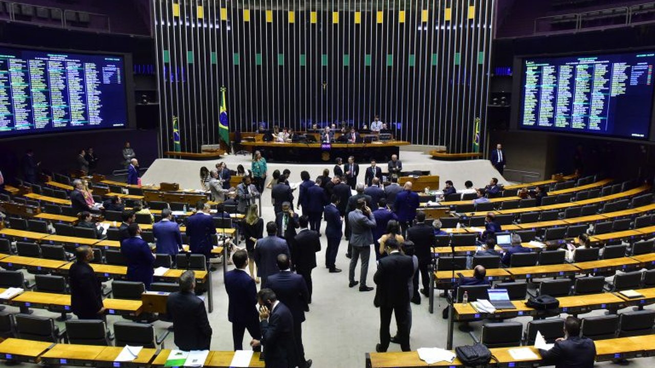 Projeto de lei propõe que estrangeiros  denunciados por racismo em eventos esportivos sejam impedidos de entrar no país