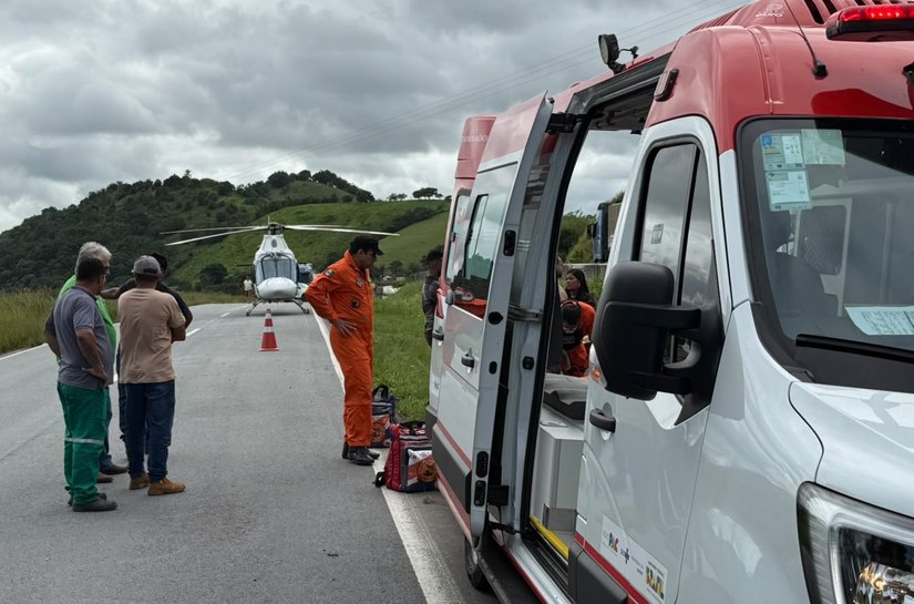 Equipe aeromédica do DEA atua em resgate após capotamento na BR-101, em Joaquim Gomes