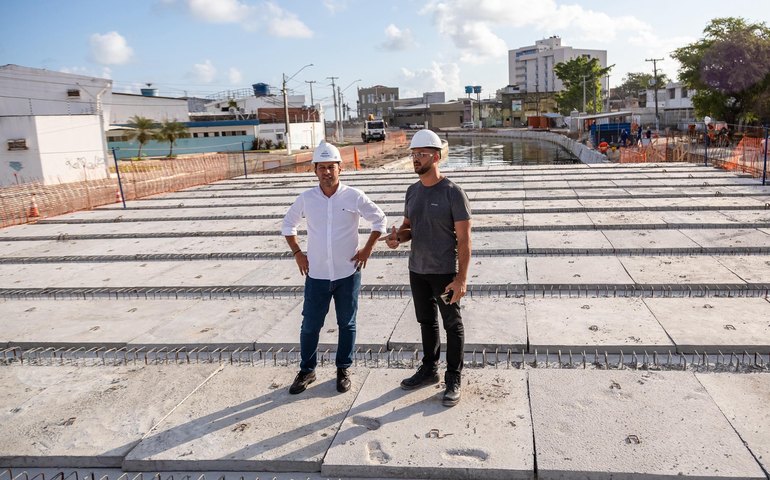 Vice-prefeito e titular da Seminfra vistoria travessia central do Riacho Salgadinho com obra 90% avançada