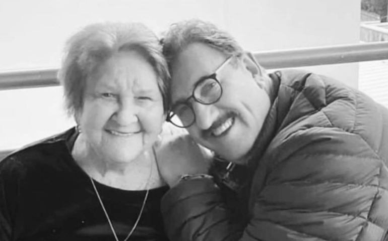 Ratinho agradece apoio após morte da mãe: 'Parte de mim se vai com ela'
