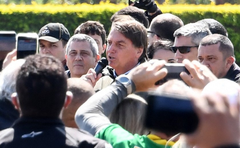 Bolsonaro causa aglomeração em visita a centro de tradições gaúchas em Brasília