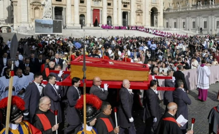 O corpo do Papa Francisco foi trasladado da sua residência na Casa Santa Marta para a Basílica de São Pedro O corpo do Papa Francisco foi trasladado da sua residência na Casa Santa Marta para a Basílica de São Pedro