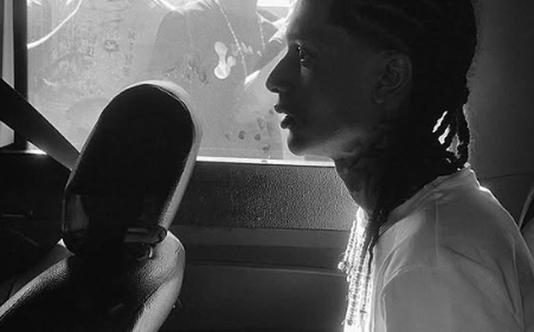 Fãs de Oruam agridem repórter do SBT em frente a delegacia