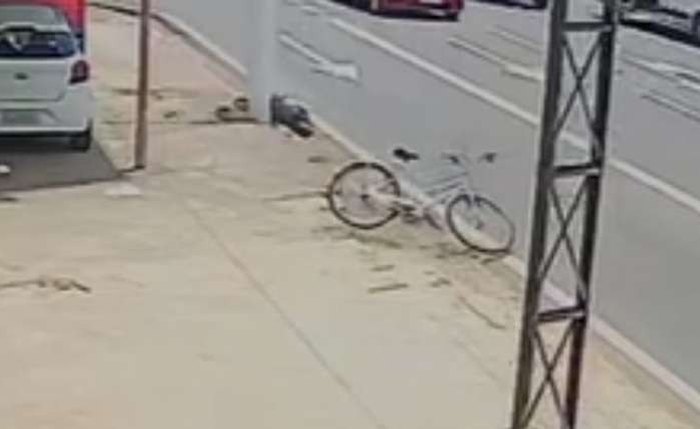 Ao ser atingido pelo veículo, Ryan foi jogado contra um poste Ao ser atingido pelo veículo, Ryan foi jogado contra um poste