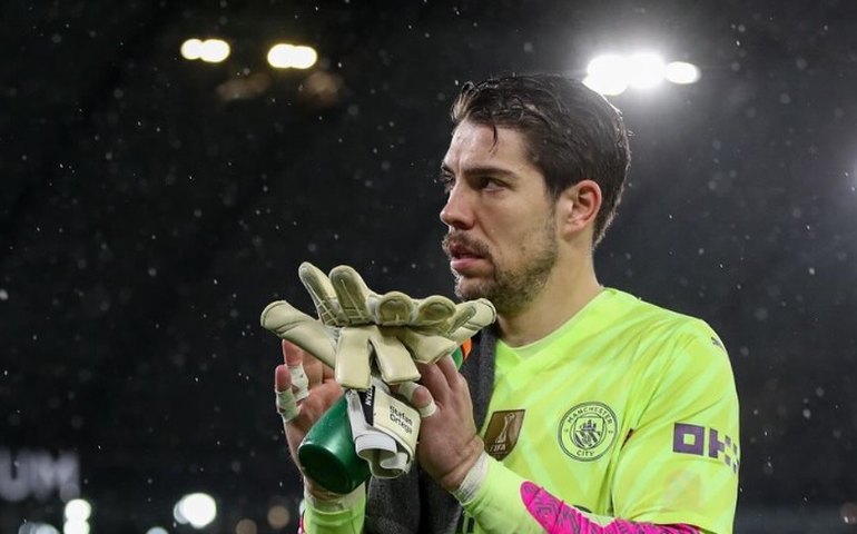 Reserva de Ederson, goleiro Ortega assina prorrogação de contrato com o Manchester City