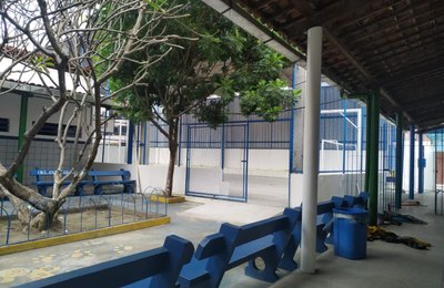 Semed recupera quadras de escolas no Jacintinho e Ponta Verde 