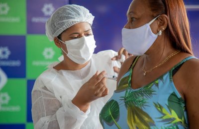 Prefeito JHC anuncia vacinação para pessoas com 59 anos em Maceió