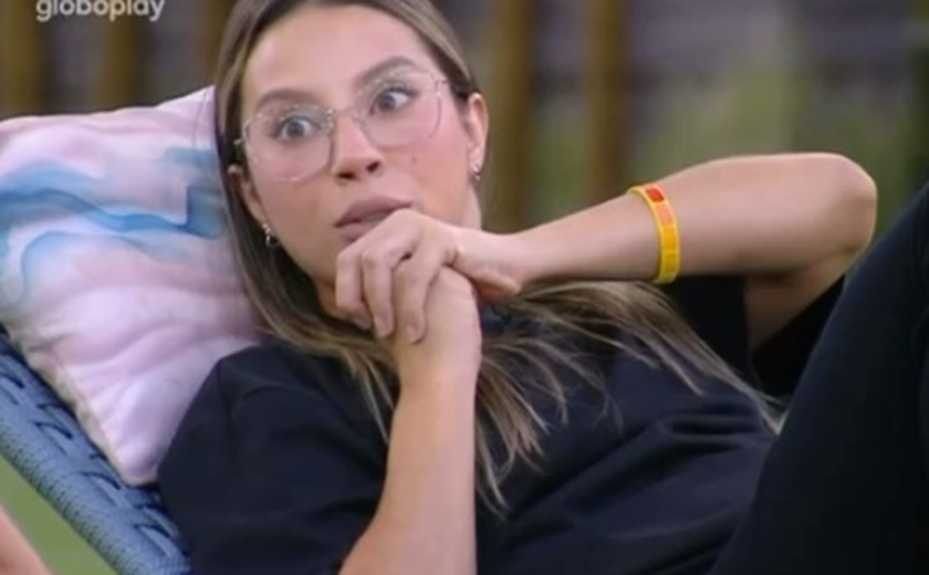 Renata brinca com Maike no 'BBB 25': 'O beijo mais demorado do programa'