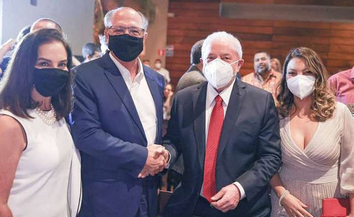Alckmin e Lula durante jantar em São Paulo em dezembro de 2021.