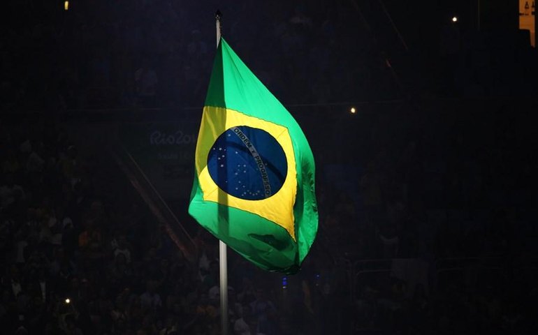 Brasil contabiliza média móvel de 1.011 mortes por covid-19 diariamente