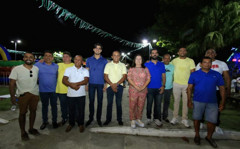 João Catunda e Fátima Canuto participam de procissão e prestigia torneio de futsal em Marechal Deodoro