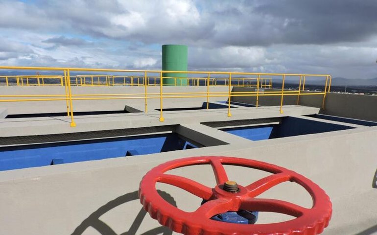 Casal trabalha em reparo de adutora do Sistema Carangueja