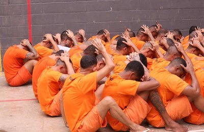 Após decisão judicial, 91 reeducandos ligados ao PCC são transferidos de Maceió para o Presídio do Agreste