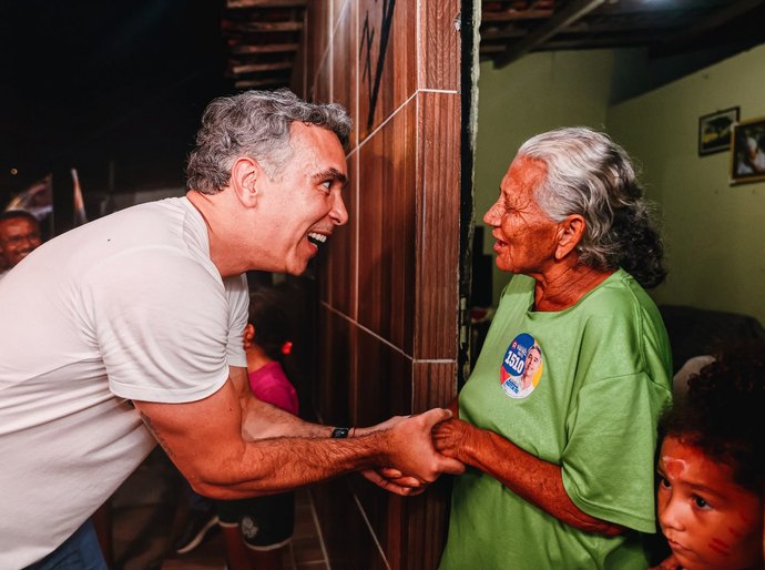 Rafael Brito critica ataques a programas sociais e destaca o impacto deles na economia
