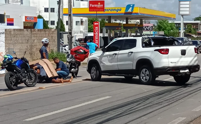 Colisão deixa homem ferido e trânsito travado na Avenida Juca Sampaio