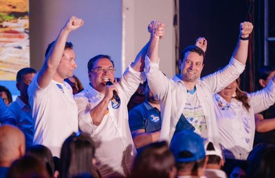 Daniel, Lucas e Luciano são recebidos por mais de 5 mil profissionais da Educação
