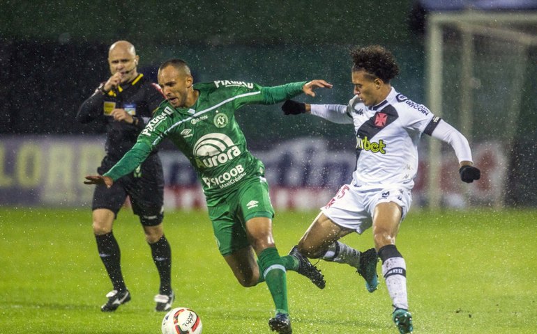 Chuva, apagão, paralisações e empate sem gols entre Chapecoense e Vasco
