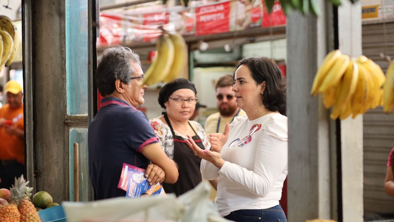 Comerciantes do Mercado Público de Arapiraca recebem caravana de Fabiana Pessoa