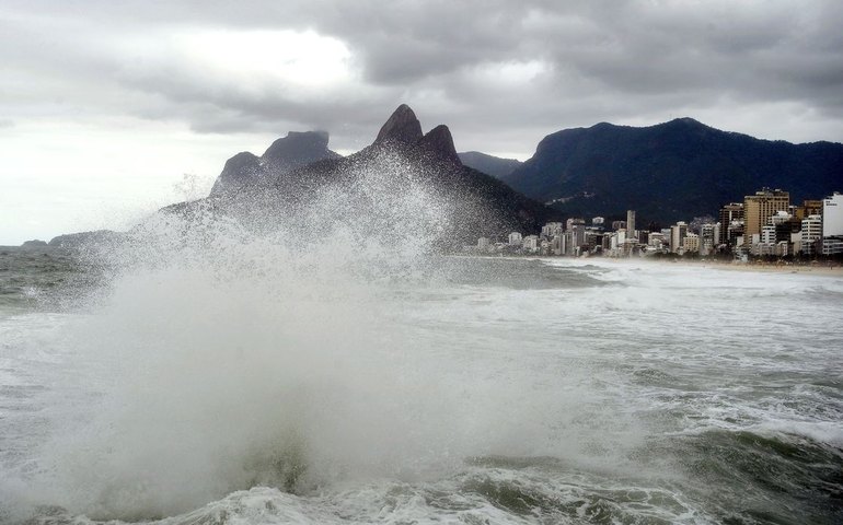 Ventos fortes surpreendem praticantes de stand up paddle em Copacabana