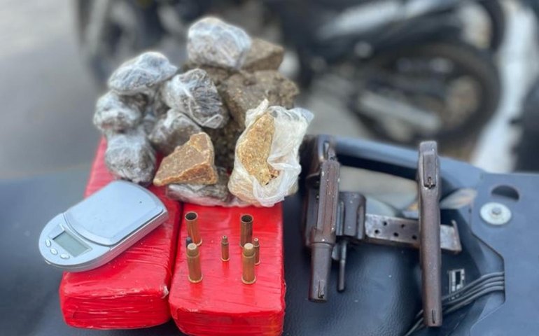 Companhia de Raio apreende duas armas e mais de 2,5kg de drogas durante ação no Vale do Reginaldo