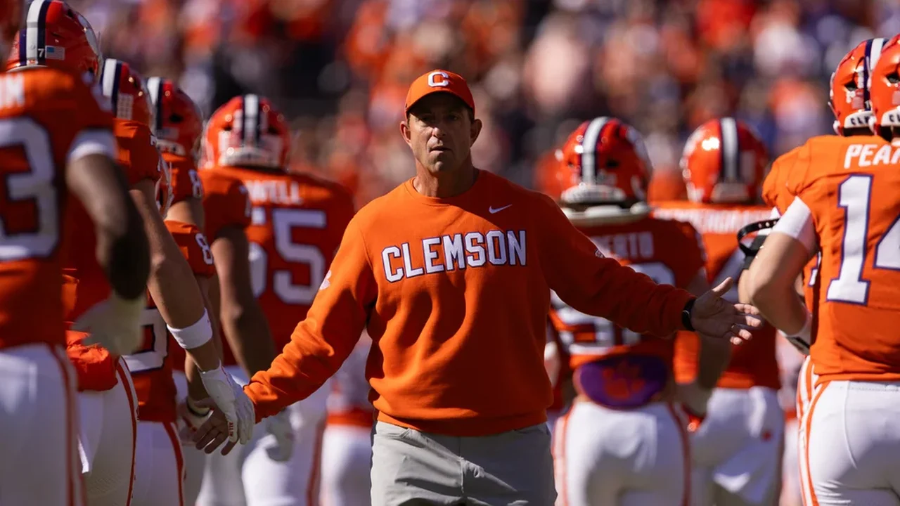 Técnico de Clemson considera 'vergonhoso' para o esporte o retorno de jogadores da NFL ao futebol americano universitário.