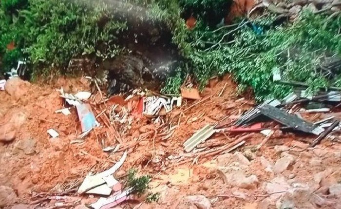 Segundo a Defesa Civil do Estado, três pessoas morreram e uma está desaparecida no Morro do Macaco Molhado, em Guarujá.