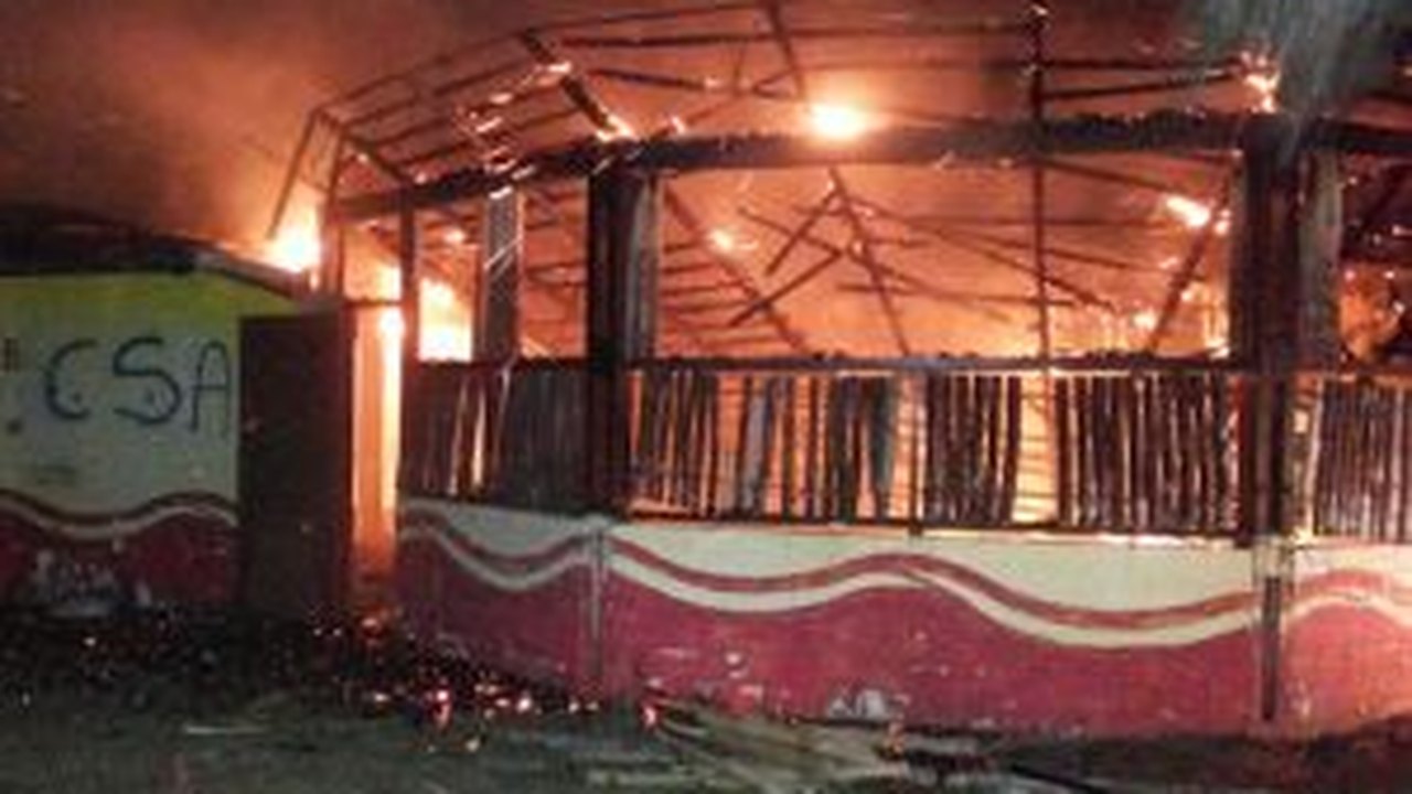 Incêndio toma conta de Palhoção no Parque de Rodeios em Palmeira dos Índios