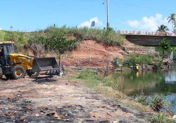 Prefeitura inicia recuperação de área desocupada por famílias às margens do Rio Jequiá