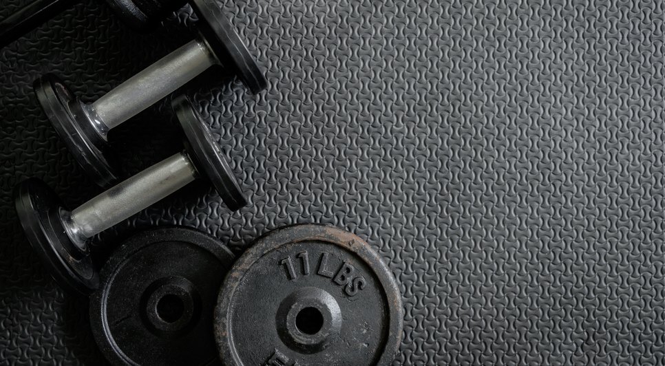 pesos-de-exercicios-dumbbell-de-ferro-com-placas-extra / Foto: Foto: Freepik/Arquivo