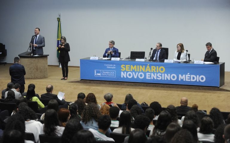 Novo ensino médio divide opiniões de deputados e educadores em seminário na Câmara