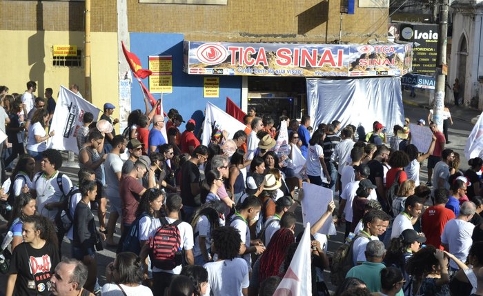 Manifestantes protestam nesta quinta-feira, 30, na Praça dos Martírios contra os cortes na educação