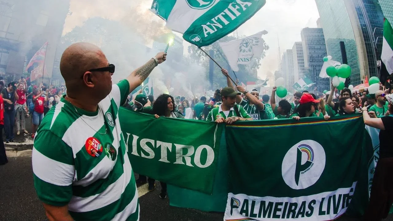 Torcidas organizadas do Palmeiras, finalista da Libertadores, participam de ato pela reeleição de Lula na Avenida Paulista; veja imagens