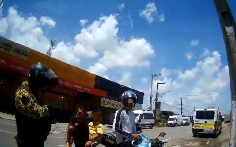 Motociclista sem habilitação é flagrado transportando duas crianças sem capacete em Maceió