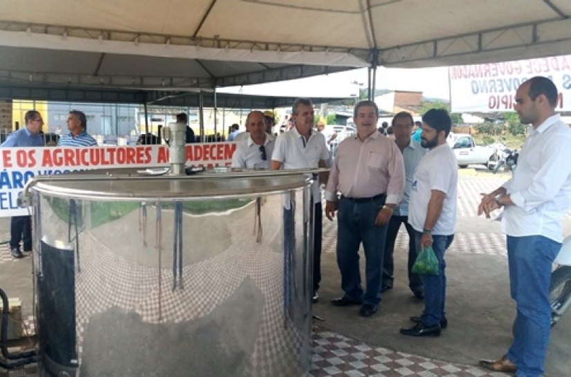 Tanque de resfriamento de leite beneficia produtores assentados em Cajueiro